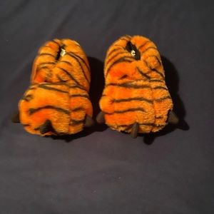 Toddler house slippers tiger print size 5/6 never worn
